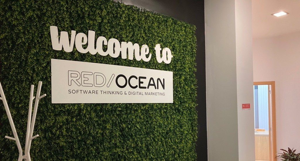 Hall de entrada da RedOcean, na parede pode ler-se a impressão que diz "Welcome to RedOcean - Software Thinking & Digital Marketing"