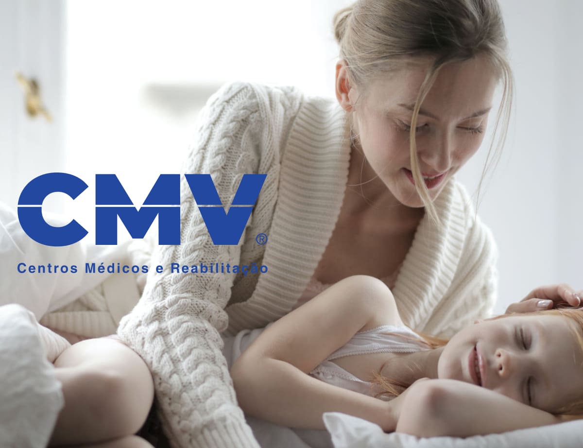 Logótipo do CMV - Centros Médicos e Reabilitação sobre fotografia de um adulto a cuidar de uma criança