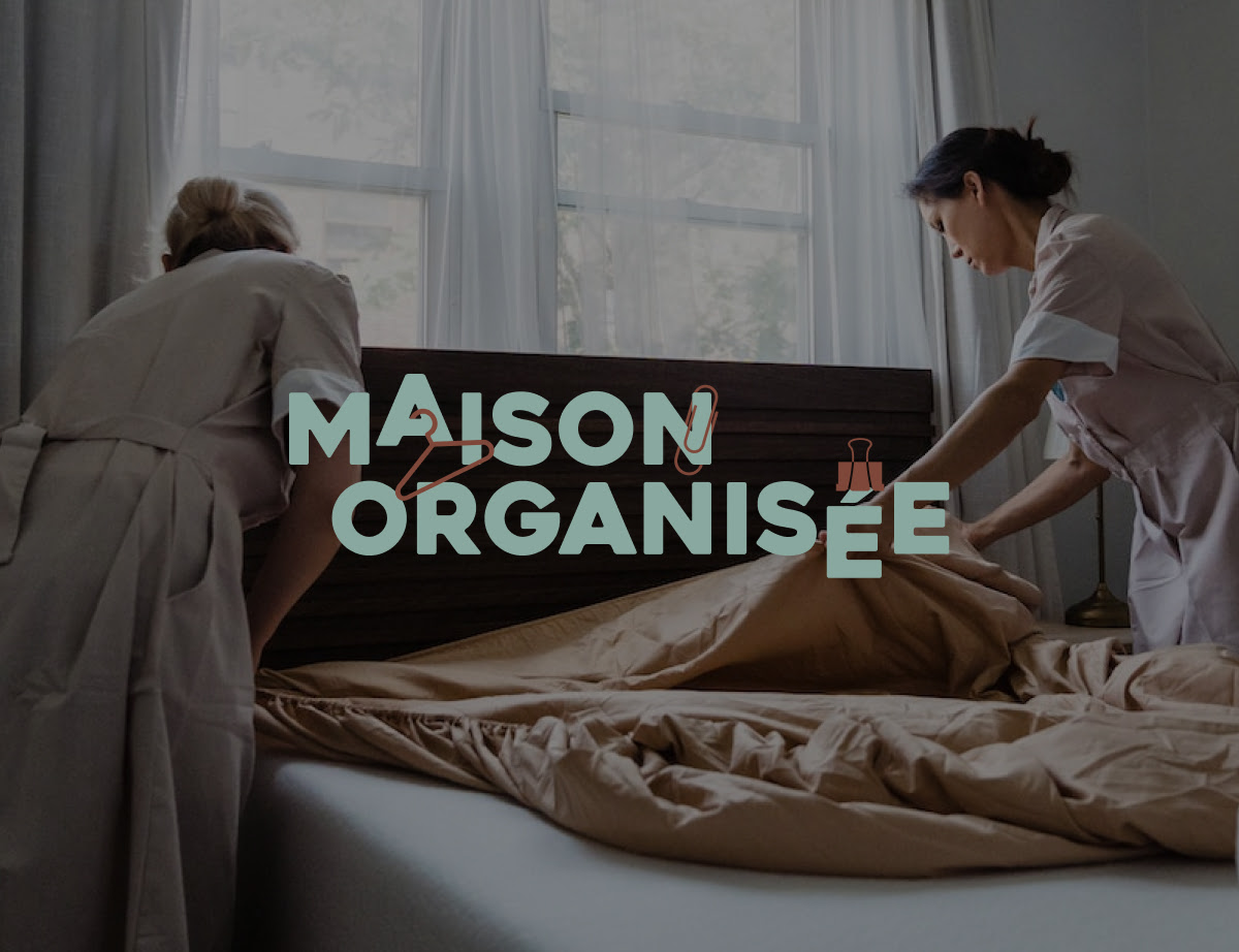 Logótipo da Maison Organisée sobre fotografia de duas senhoras a fazer a cama