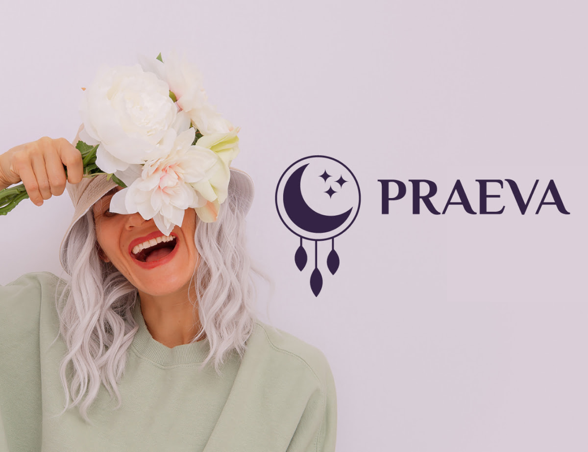 Logótipo da Praeva sobre fotografia de uma mulher a sorrir com um ramo de flores