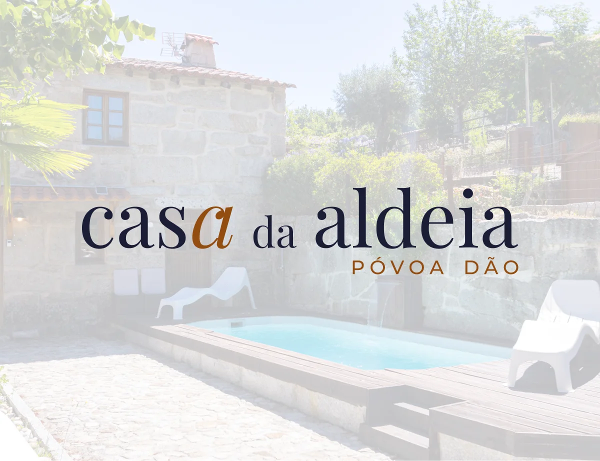 Logótipo Casa da Aldeia Póvoa Dão sobre fotografia